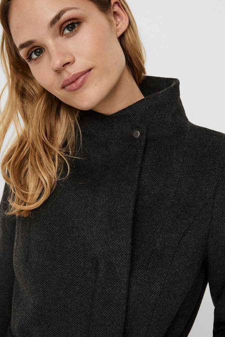 Manteau gris de VERO MODA avec col haut et fermeture à boutons.