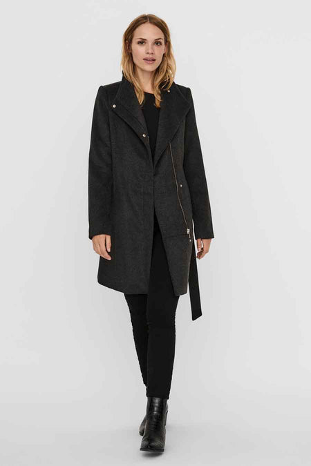 Manteau gris de Vero Moda avec une fermeture éclair asymétrique et un détail de ceinture.