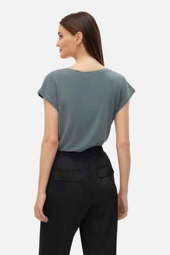 T-shirt vert à manches courtes de VERO MODA, vu de dos, associé à un pantalon noir.