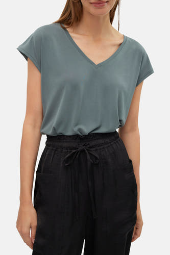 T-shirt vert à manches courtes de VERO MODA, combiné avec un pantalon noir à cordon de serrage.