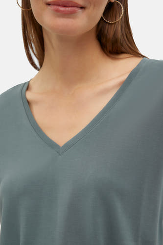 T-shirt vert à manches courtes de Vero Moda, avec col en V et coutures fines.