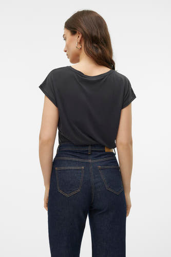 T-shirt noir de VERO MODA, à manches courtes et avec un design simple, porté avec des jeans bleus foncés.