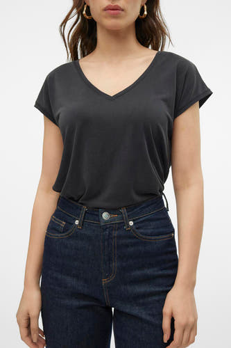 T-shirt noir de VERO MODA, avec un col V et porté avec des jeans foncés et des boucles d'oreilles dorées.
