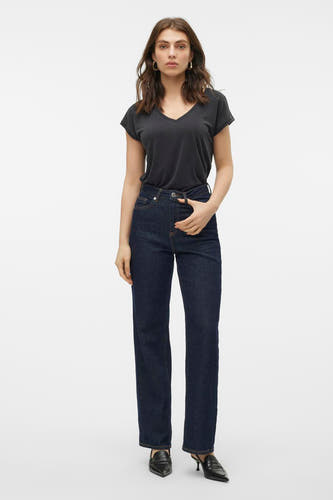 T-shirt noir de VERO MODA, porté avec des jeans foncés et des chaussures noires à talons.