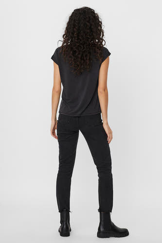 T-shirt noir de VERO MODA, à manches courtes, associé à des jeans noirs et des bottes, vue arrière.