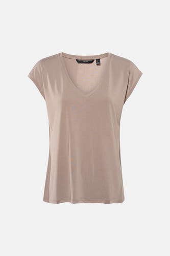 T-shirt beige à manches courtes de VERO MODA®, porté avec un jean bleu et des baskets crème.