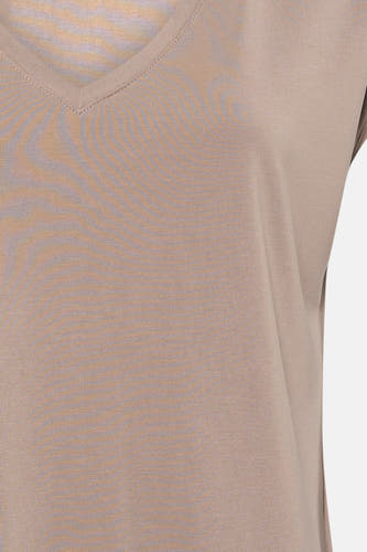 T-shirt beige à manches courtes de VERO MODA®, avec col en V et une subtile texture côtelée.