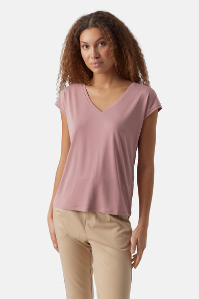 T-shirt rose à manches courtes de VERO MODA, porté avec un pantalon kaki.