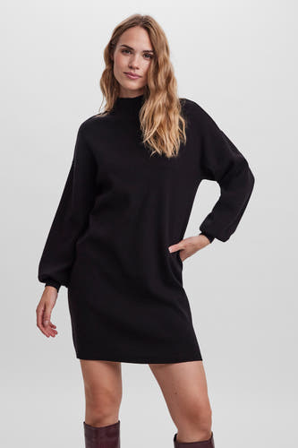 Robe noire à manches longues de VERO MODA, avec un col montant et portée avec des bottes.