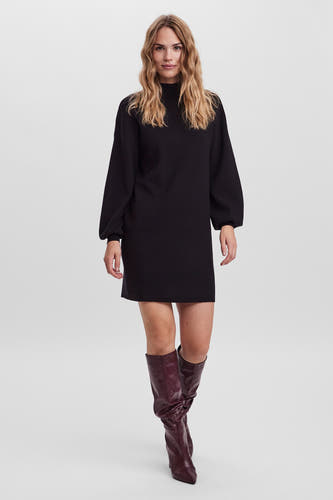 Robe noire à manches longues de Vero Moda, associée à de longues bottes bordeaux.