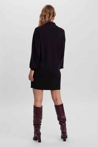 Robe noire à manches longues de Vero Moda, vue de dos, avec des bottes marron.