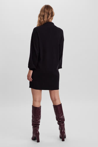 Robe noire à manches longues de VERO MODA, avec col montant et associée à des bottes bordeaux.
