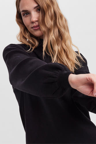 Robe noire à manches longues de Vero Moda, avec des manches bouffantes et une texture tricotée.