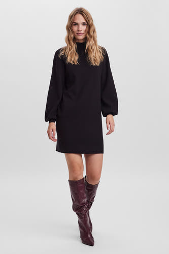 Robe noire VERO MODA à manches longues, associée à des bottes hautes à imprimé croco.