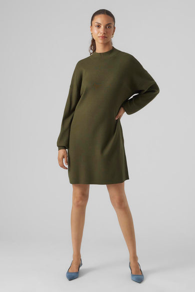 Robe verte avec des manches longues de VERO MODA, avec un col haut et des chaussures bleues.