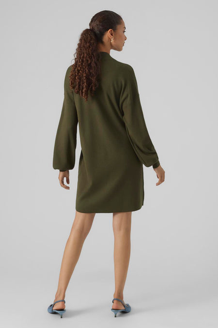 Robe verte avec des manches longues de VERO MODA, vue de derrière, avec un modèle ayant des cheveux bouclés en queue de cheval.