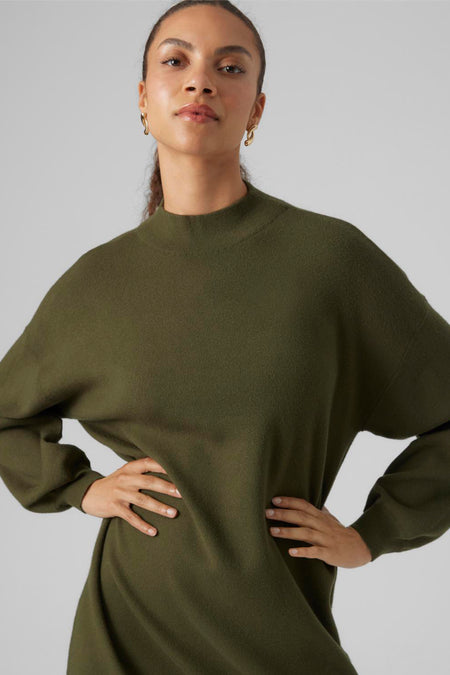 Robe verte avec manches longues de VERO MODA®, unie, avec manches longues et boucles d'oreilles dorées.