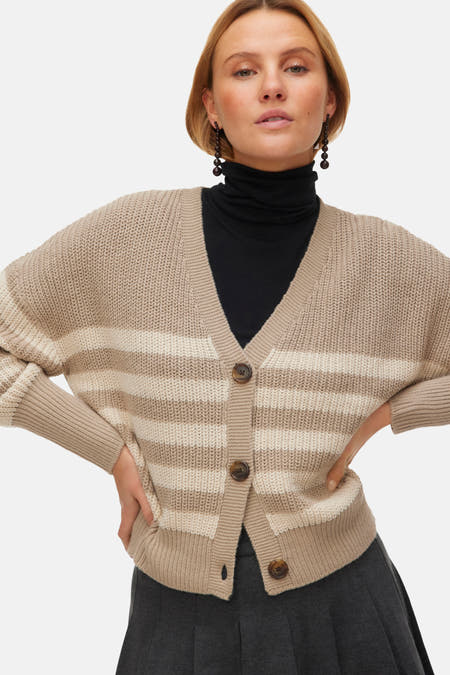 Gilet beige de VERO MODA®, avec des rayures horizontales, associé à une jupe grise.