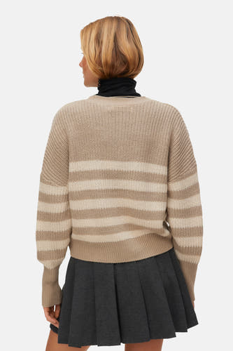 Beige cardigan van VERO MODA®, met horizontale strepen, gecombineerd met een grijze rok.