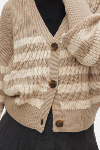 Beige gestreept gebreid vest met bruine knopen.

