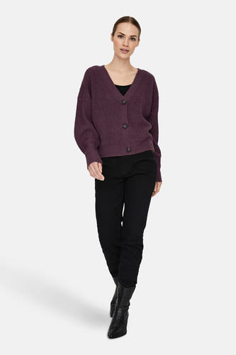 Cardigan marron de VERO MODA, avec fermeture à boutons, associé à une jupe noire et des bottes noires.