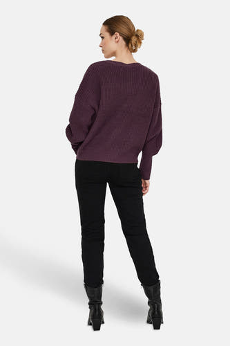 Cardigan marron de VERO MODA, vu de derrière, avec des jeans noirs et des bottes noires à imprimé crocodile.
