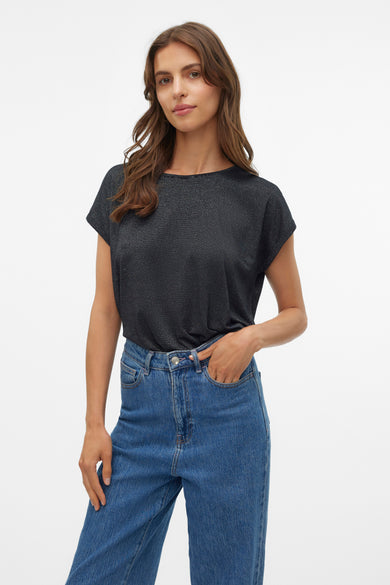 T-shirt noir à manches courtes de VERO MODA, porté avec des jeans bleus et une main dans la poche.