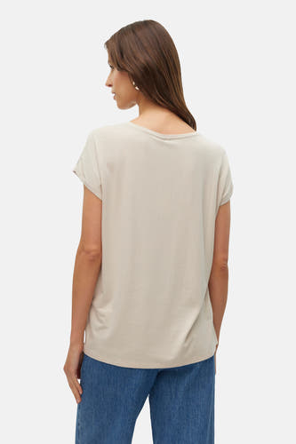 T-shirt beige à manches courtes de VERO MODA, vu de derrière, avec des manches retroussées et un jeans bleu.