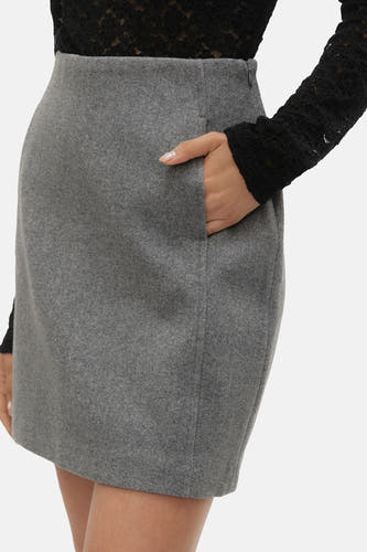 Jupe courte grise de VERO MODA, avec une poche et une fermeture éclair dissimulée.