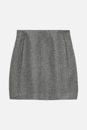 Jupe grise courte de VERO MODA, tissu uni avec des coutures verticales subtiles.