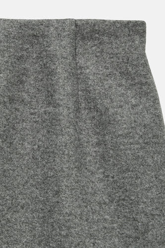 Jupe grise courte de VERO MODA en tissu velours doux, vue de près.