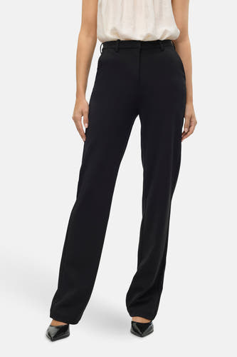 Pantalon de costume noir VERO MODA, associé à une chemise blanche et des talons pointus noirs.