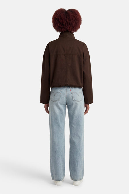 Manteau marron pour femme de OPUS, à manches longues, et combiné avec un jean bleu.