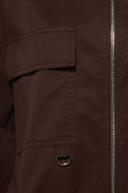 Manteau marron pour femme de OPUS, avec une poche poitrine et une fermeture éclair argentée.