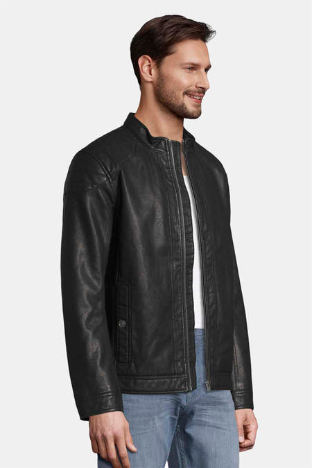 Manteau de cuir noir TOM TAILOR, avec une fermeture à glissière sur l'avant, porté sur un t-shirt blanc et des jeans bleus.