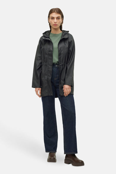 Manteaux de pluie noirs VERO MODA, avec capuchon, cordon à la taille et combinés à des jeans noirs et des bottes marrons.