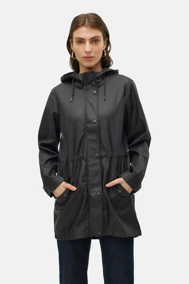 Manteaux de pluie noirs VEROROA, avec capuchon et longues manches, vus par derrière.
