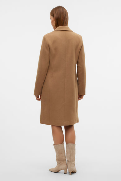 Manteau long marron de VERO MODA, vu de derrière, associé à des bottes beige.