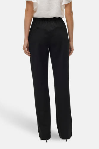 Pantalon noir de VERO MODA, vu de derrière, avec des poches et une ceinture élastique.