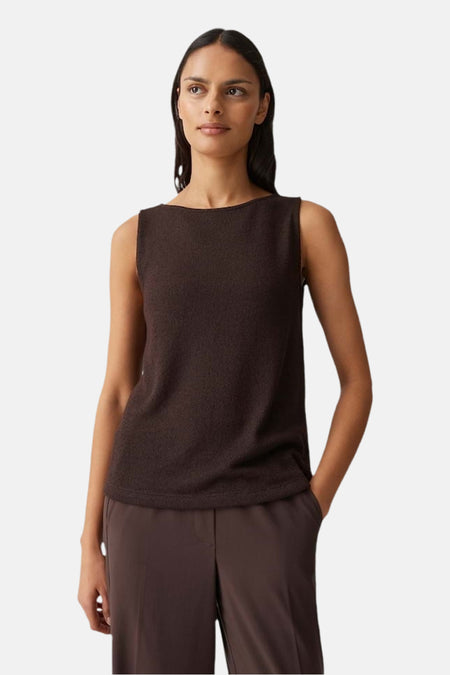 Haut marron sans manches OPUS, vu de dos avec motif uni et un mannequin avec pantalon marron.