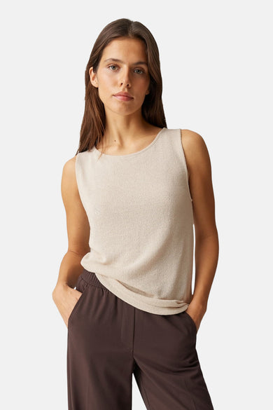 Haut sans manches beige d'OPUS, avec une texture finement tricotée et un col rond.