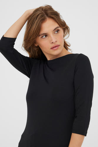 T-shirt noir à manches longues de VERO MODA, vu sur un modèle avec un fond uni.