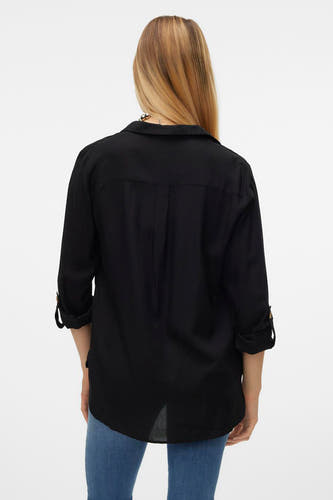 Chemise noire à manches longues de VERO MODA®, vue de dos, portée avec un jean bleu.
