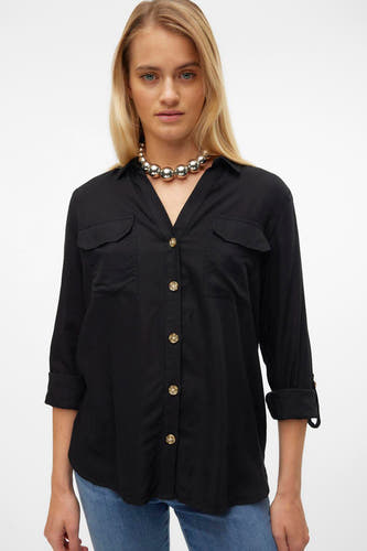 Chemise noire à manches longues de Vero Moda, avec fermeture à boutons, poches poitrine et chaîne argentée.