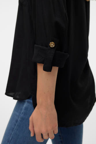 Chemise noire à manches longues de VERO MODA®, avec manches retroussées et un détail de bouton.