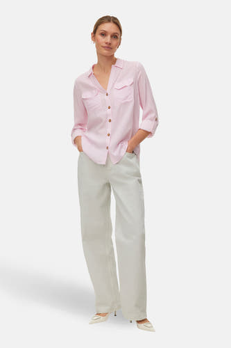 Roze overhemd met lange mouwen van Vero Moda, met witte strepen en bruine knopen.