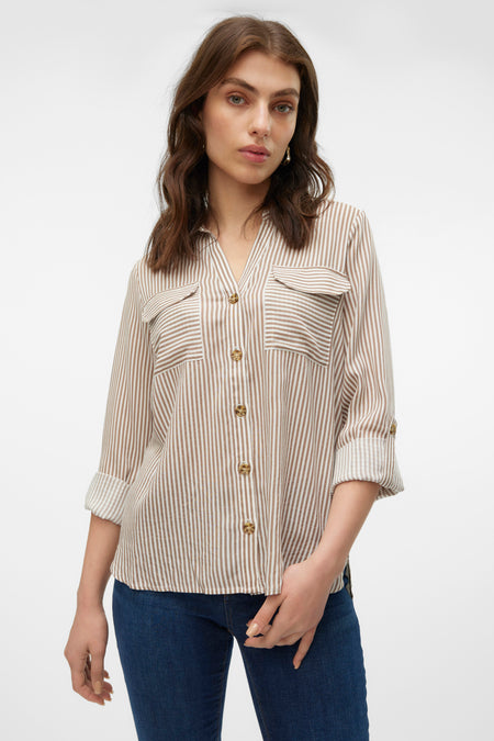 Chemise rayée marron de VERO MODA® à longues manches, avec col boutonné et poches poitrine, portée avec un jeans foncé.