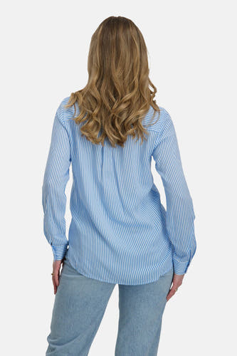 Blauw gestreept overhemd met lange mouwen van VERO MODA, gezien van achteren, gecombineerd met jeans.