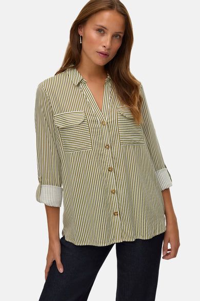 Chemise rayée verte de VERO MODA® avec manches longues, poches poitrine et fermeture à boutons.
