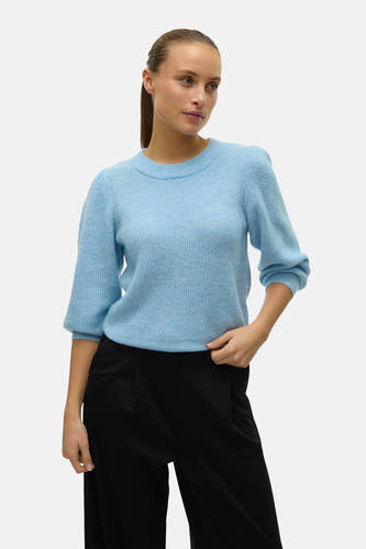 Blauwe trui met ronde hals van VERO MODA, met driekwart pofmouwen en gecombineerd met een zwarte broek.